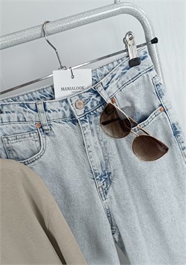 {{productViewItem.photos[photoViewList.activeNavIndex].Alt || productViewItem.photos[photoViewList.activeNavIndex].Description || 'джинсы'}}