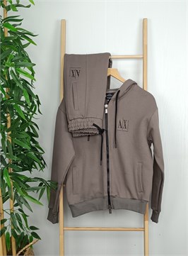 {{productViewItem.photos[photoViewList.activeNavIndex].Alt || productViewItem.photos[photoViewList.activeNavIndex].Description || 'Костюм спортивный'}}