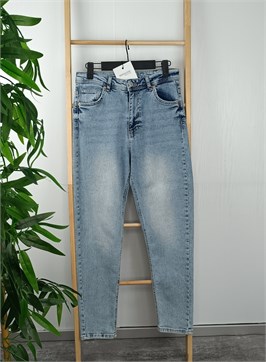 {{productViewItem.photos[photoViewList.activeNavIndex].Alt || productViewItem.photos[photoViewList.activeNavIndex].Description || 'джинсы'}}