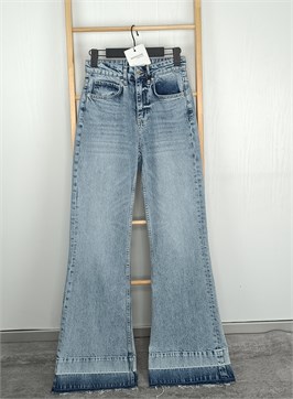 {{productViewItem.photos[photoViewList.activeNavIndex].Alt || productViewItem.photos[photoViewList.activeNavIndex].Description || 'Джинсы клёш от колена'}}