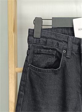 {{productViewItem.photos[photoViewList.activeNavIndex].Alt || productViewItem.photos[photoViewList.activeNavIndex].Description || 'Джинсы WIDE LEG'}}