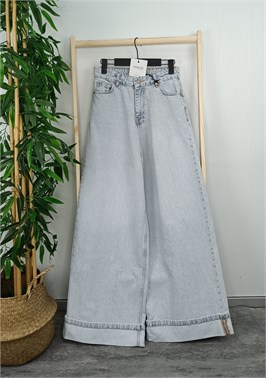 {{productViewItem.photos[photoViewList.activeNavIndex].Alt || productViewItem.photos[photoViewList.activeNavIndex].Description || 'Джинсы Super Wide Leg'}}