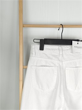 {{productViewItem.photos[photoViewList.activeNavIndex].Alt || productViewItem.photos[photoViewList.activeNavIndex].Description || 'Джинсы белые WIDE LEG'}}